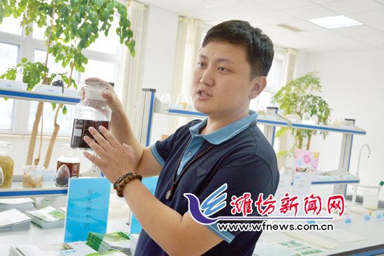 王曉凱正在介紹“旱地寶”的優(yōu)勢。